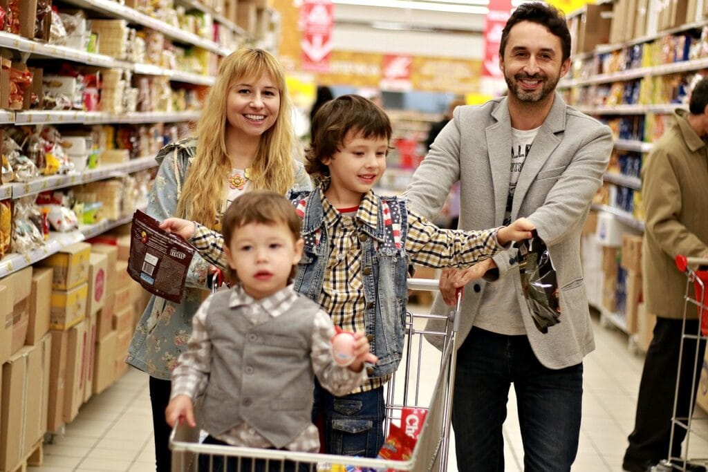 Zabawy wspierające rozwój niemowlaka miesiąc po miesiącu