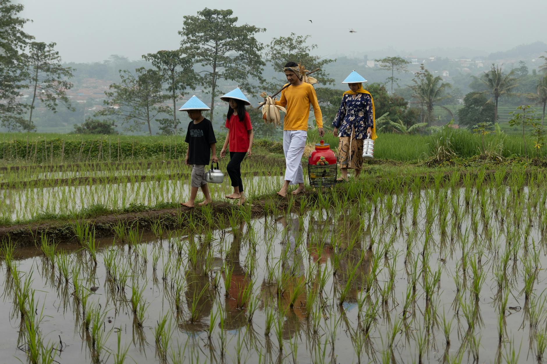 Małe dziecko przytula się do mamy siedzącej obok drugiego rodzica Małe dziecko przytula się do mamy siedzącej obok drugiego rodzica