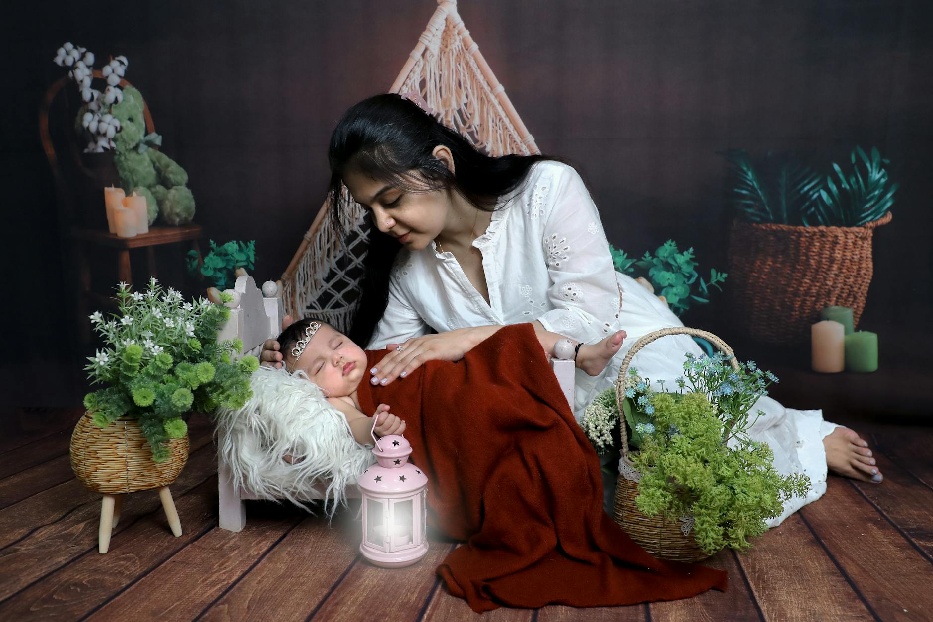 Mama czuwająca przy śpiącym noworodku w przytulnym, nastrojowym wnętrzu