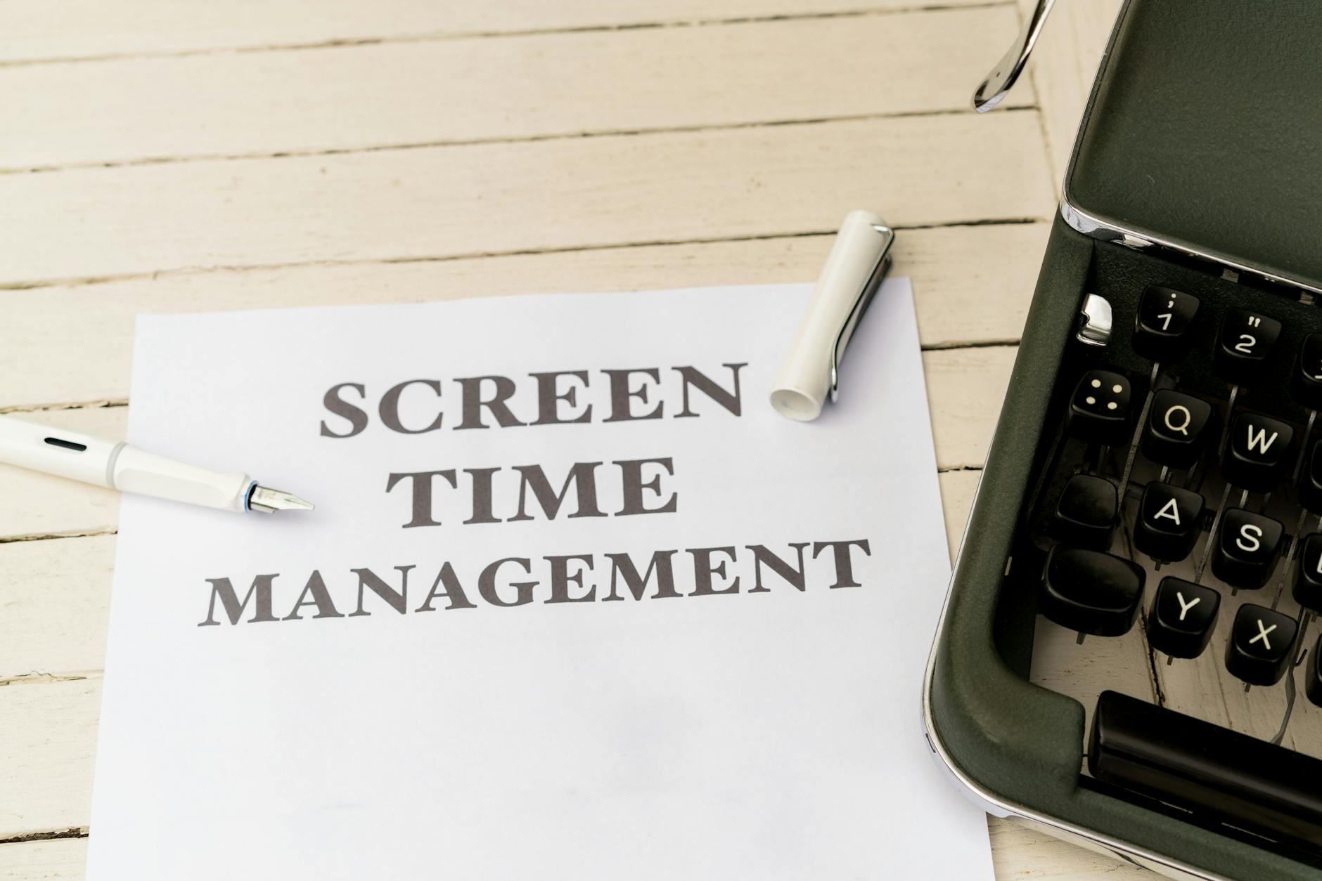 Maszyn do pisania z kartką Screen Time Management na drewnianym stole