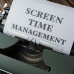 Stara maszyna do pisania z kartką Screen Time Management