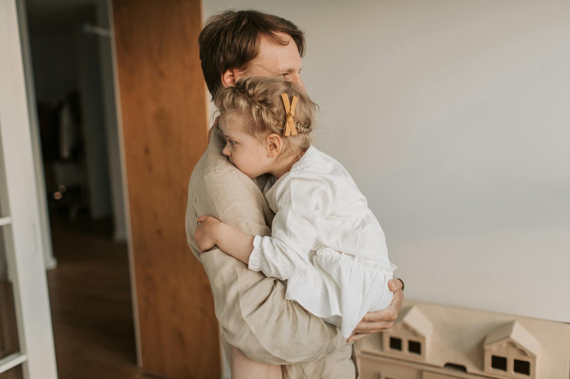 Tata przytula córeczkę, wspierając ją czułym gestem