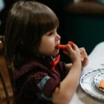 Kolacja dla dziecka: lekkie pomysły, po których łatwiej zasypia Maluch w muszce je warzywa przy kolacji w domu