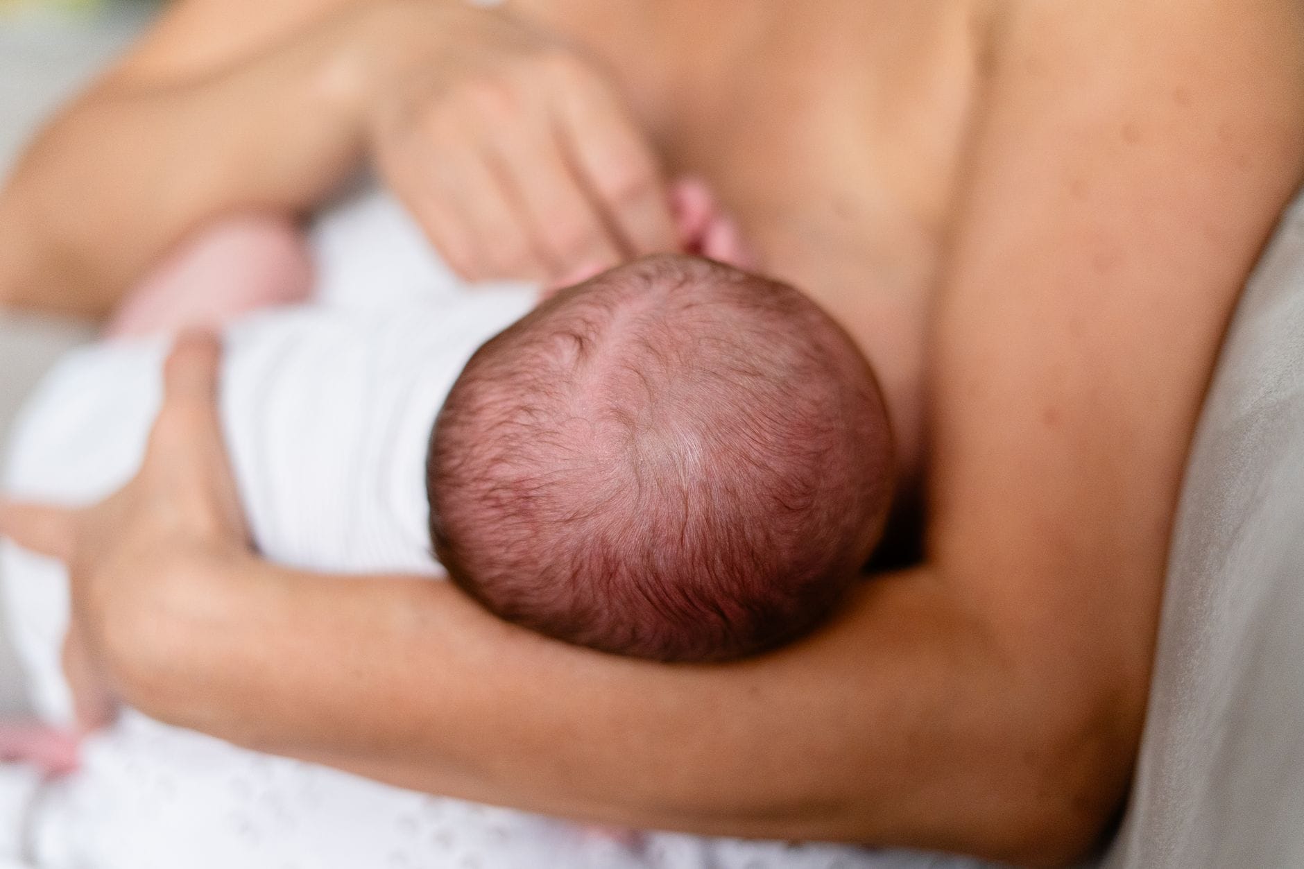 Matka karmi piersią noworodka, bliskość i więź podczas karmienia
